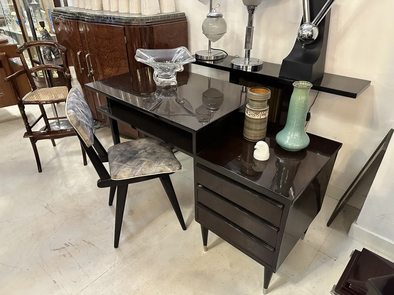 Jarrones de cerámica antigua sobre un escritorio oscuro, con un ambiente elegante y decorativo.