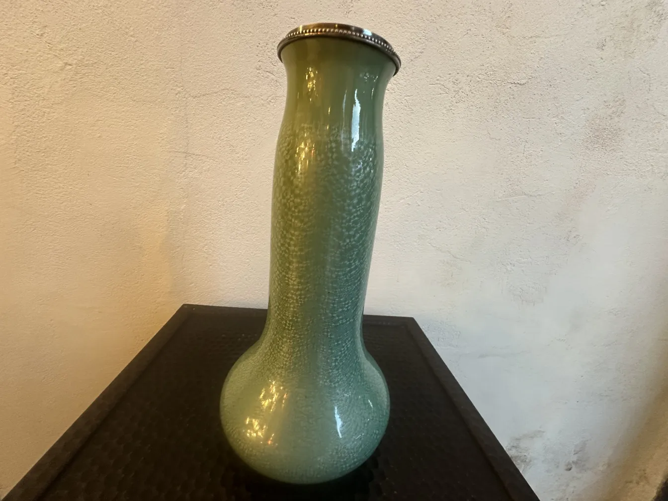 Vaso di ceramica antica verde con una finitura unica e dettagliata