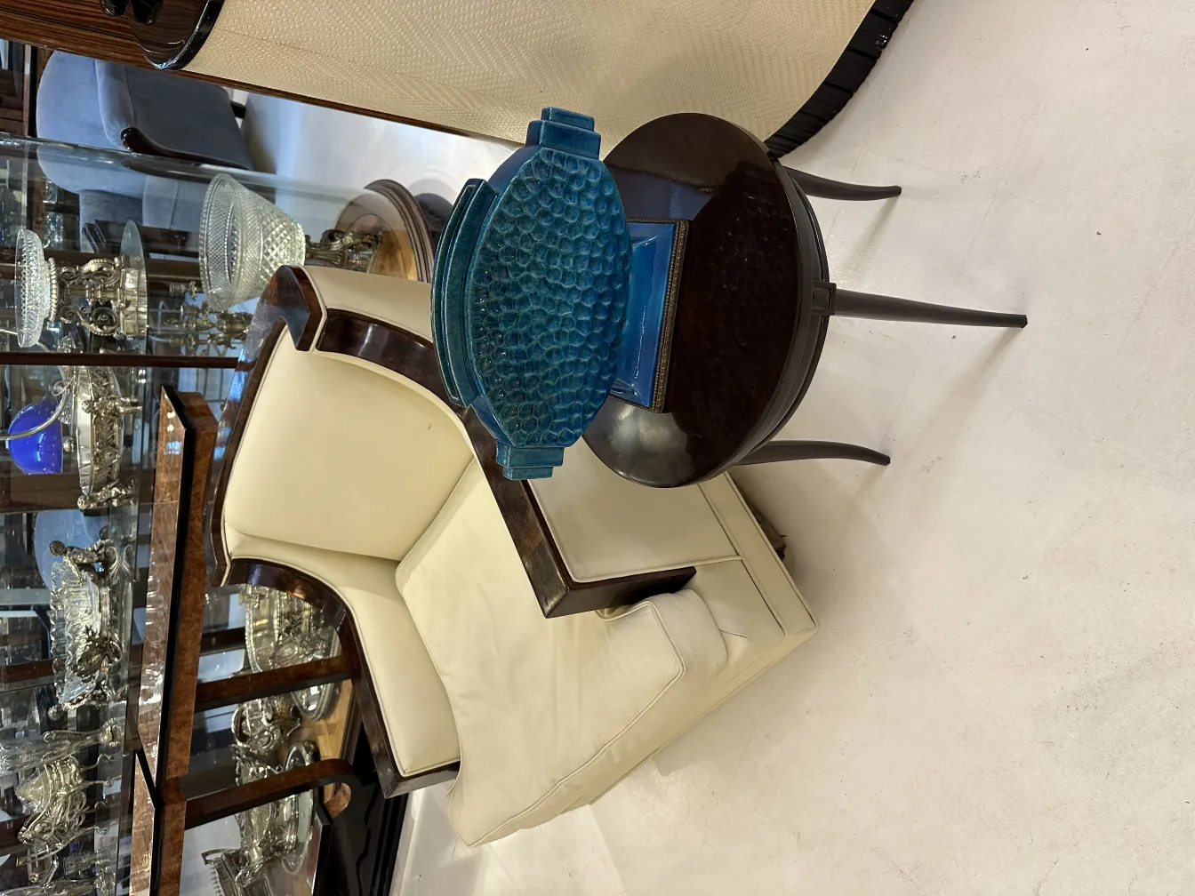 Antigua cerámica azul con textura, decorativa sobre mesa.