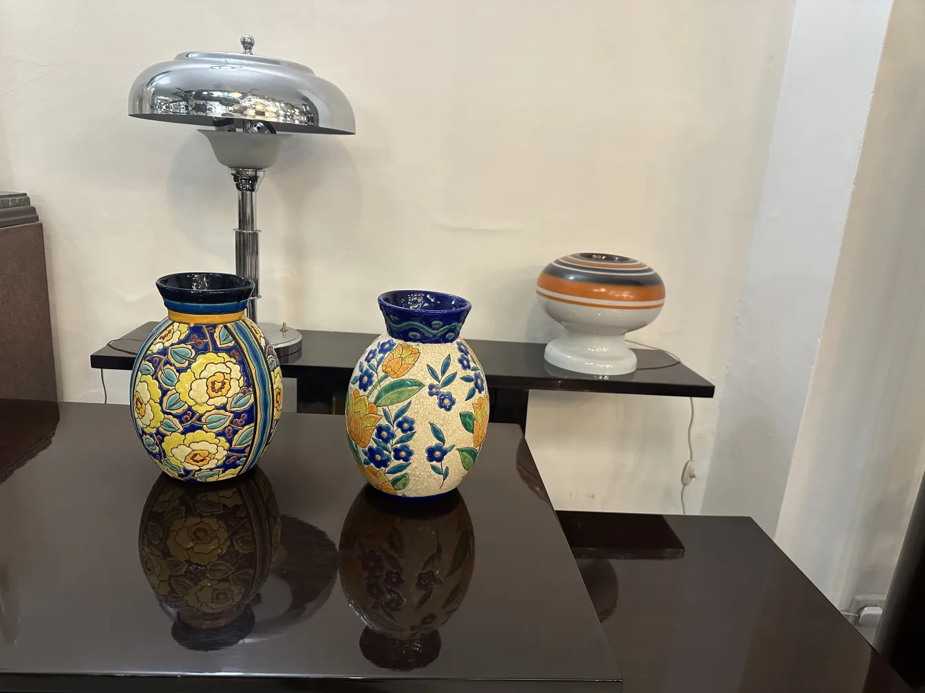 Due antichi vasi decorativi in ceramica con motivi floreali vivaci