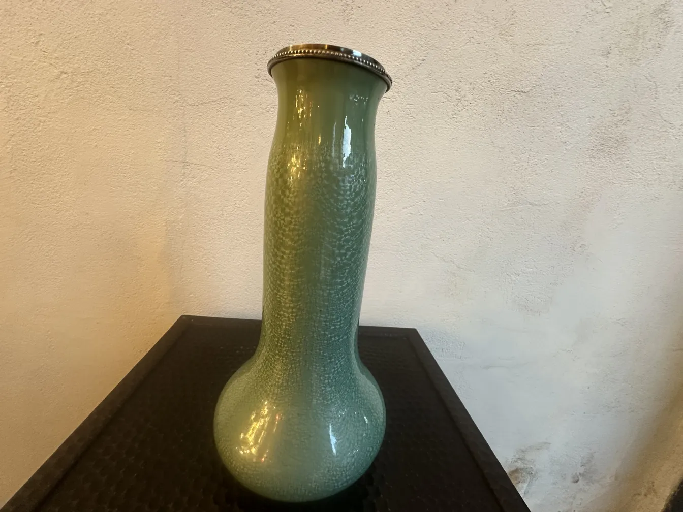 Vaso antico in ceramica verde con dettagli lucidi