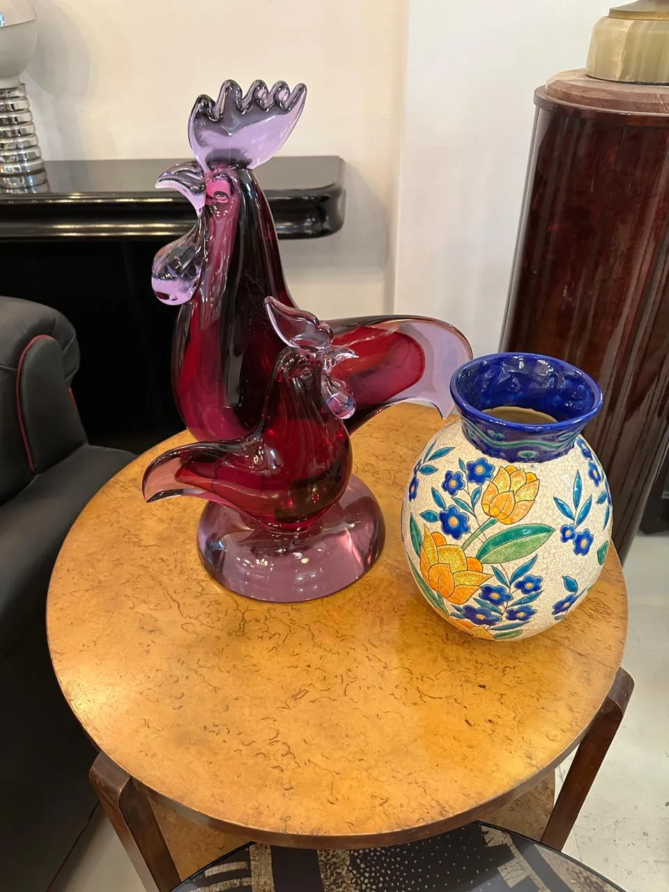 古代陶瓷花瓶，装饰花卉，温馨的氛围，木桌。