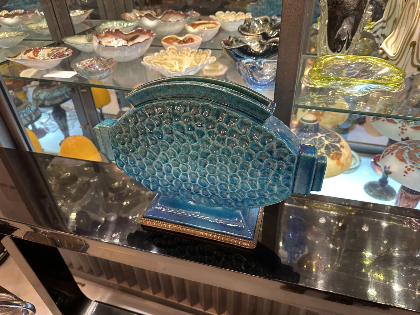 Oggetto di ceramica antica blu con dettagli