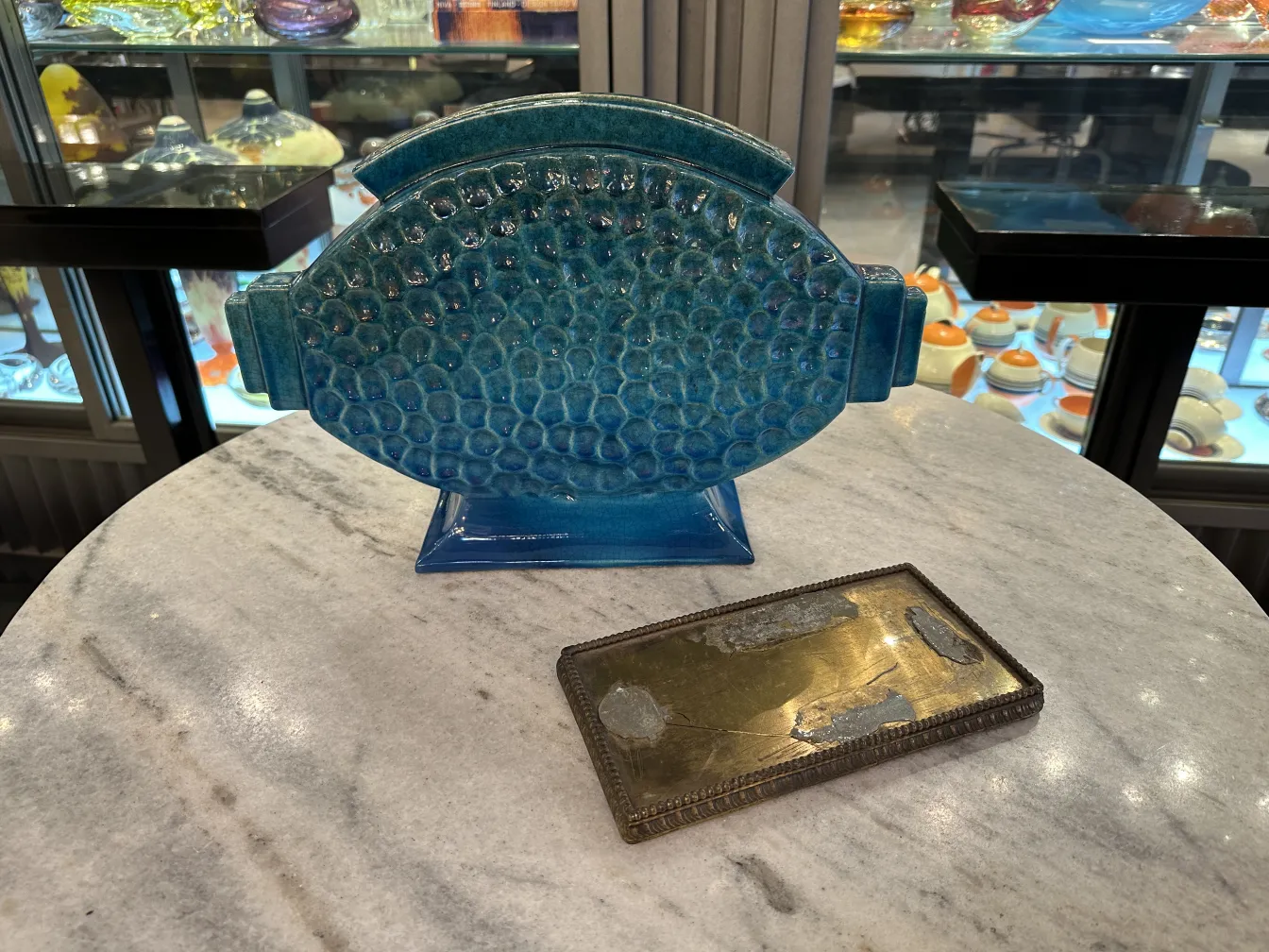 古蓝色陶瓷花瓶，具有纹理设计。