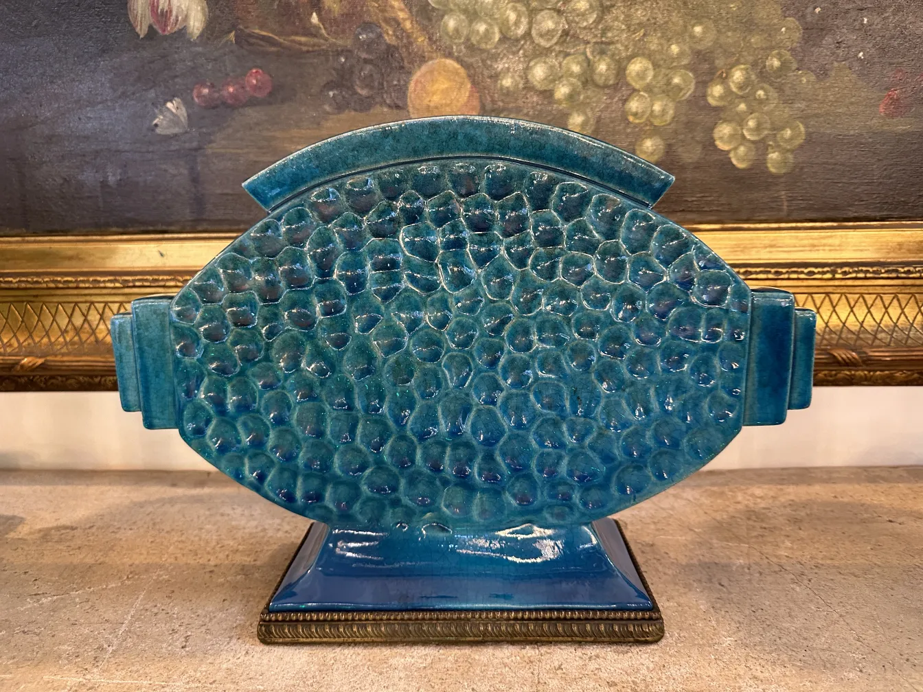 Antike blaue Keramik mit blasenähnlicher Textur.