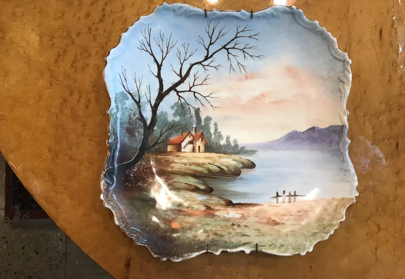 Prato de cerâmica antiga com paisagem de casa e árvore