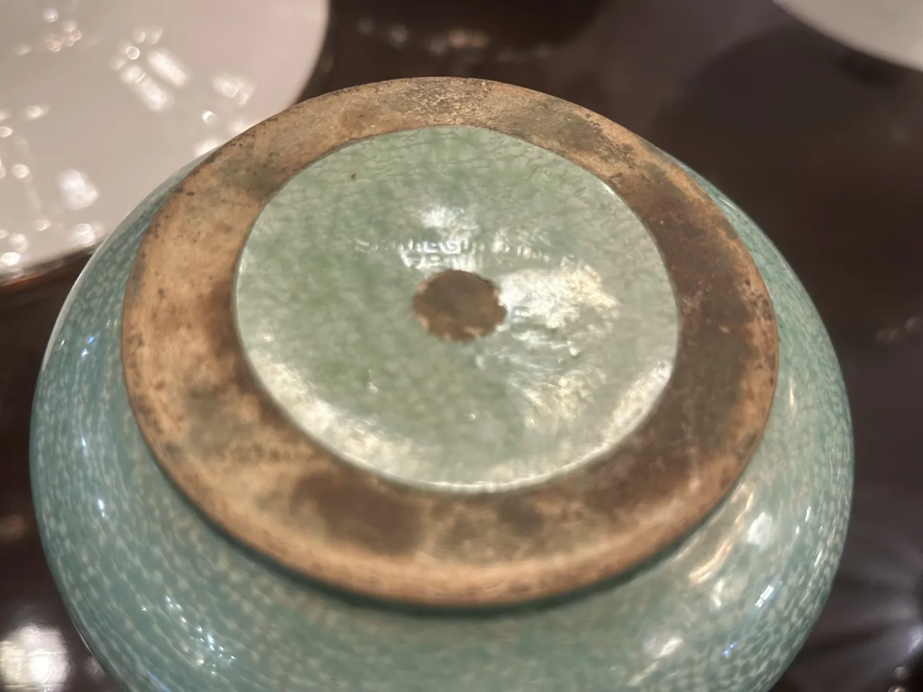 Vue de dessus d'une ancienne céramique bleue avec des détails de finition