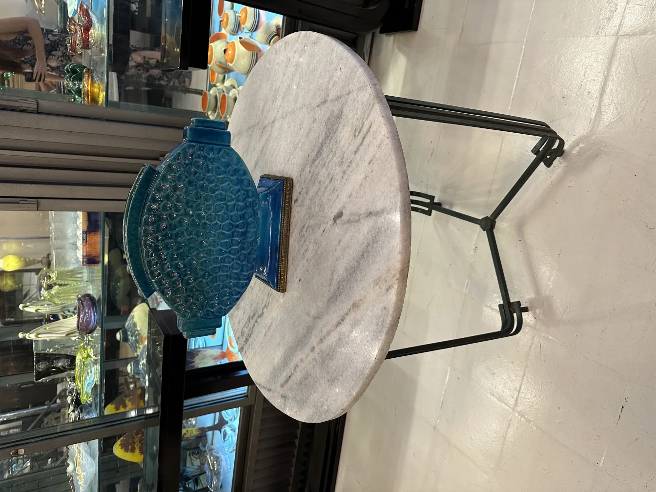 Pezzo di ceramica antica blu con texture in un ambiente elegante.