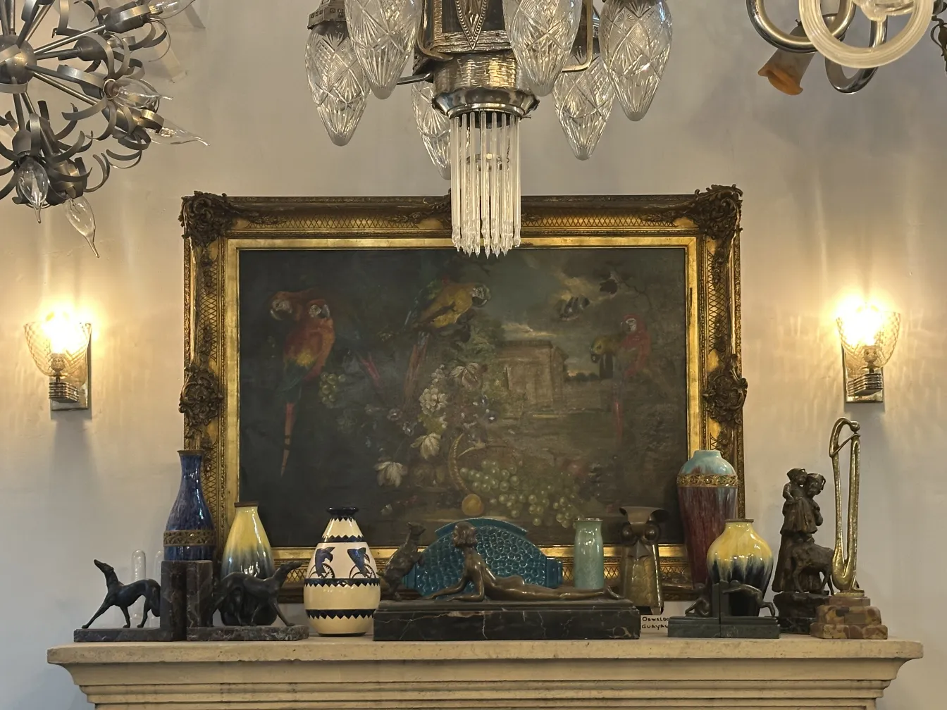 Coleção de cerâmica antiga com vasos decorativos e figuras em um ambiente elegante.