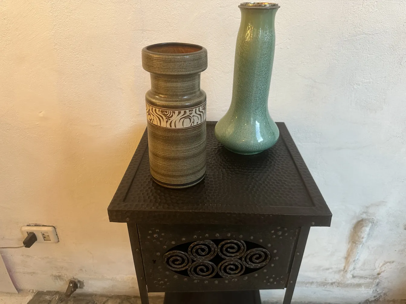 Deux vases en céramique ancienne sur une table