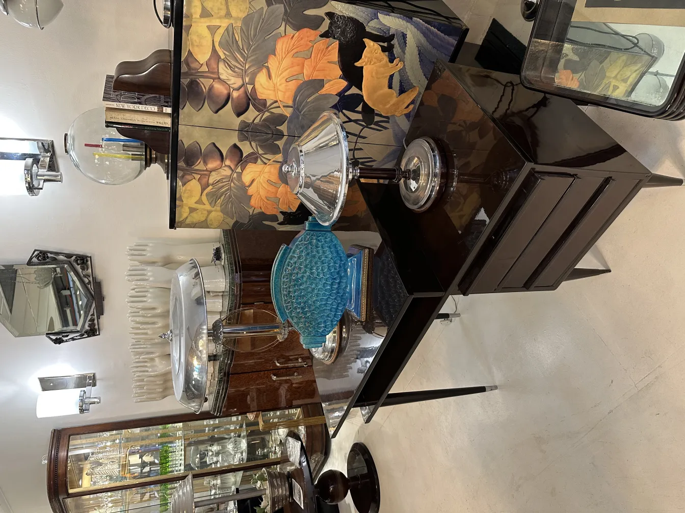 Ceramica antica decorativa con design colorato in un ambiente elegante.