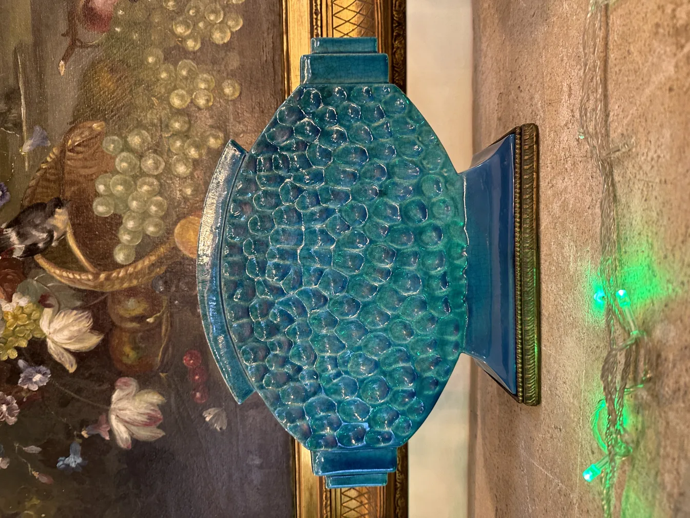 古代の青い陶器の花瓶、気泡がある