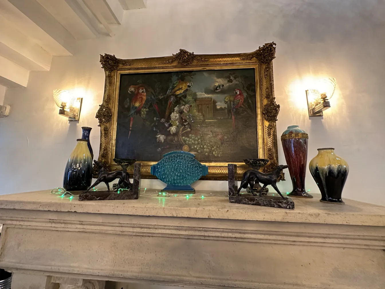 Grupo de cerámica antigua decorativa en una repisa