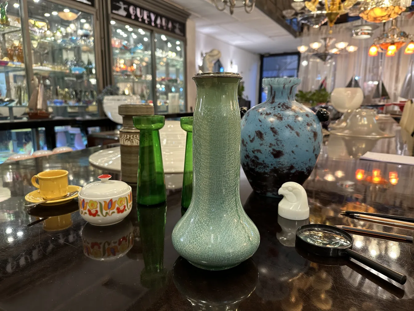 Vase ancien en céramique décorative dans une boutique d'antiquités.