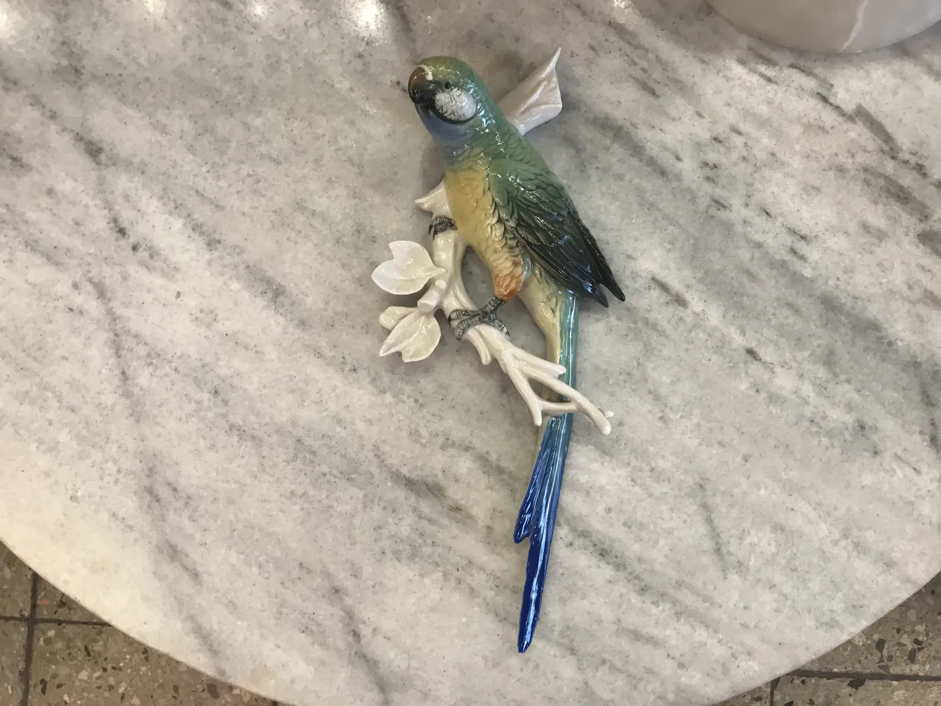 Bunte antike Keramikschildkröte auf einem Tisch