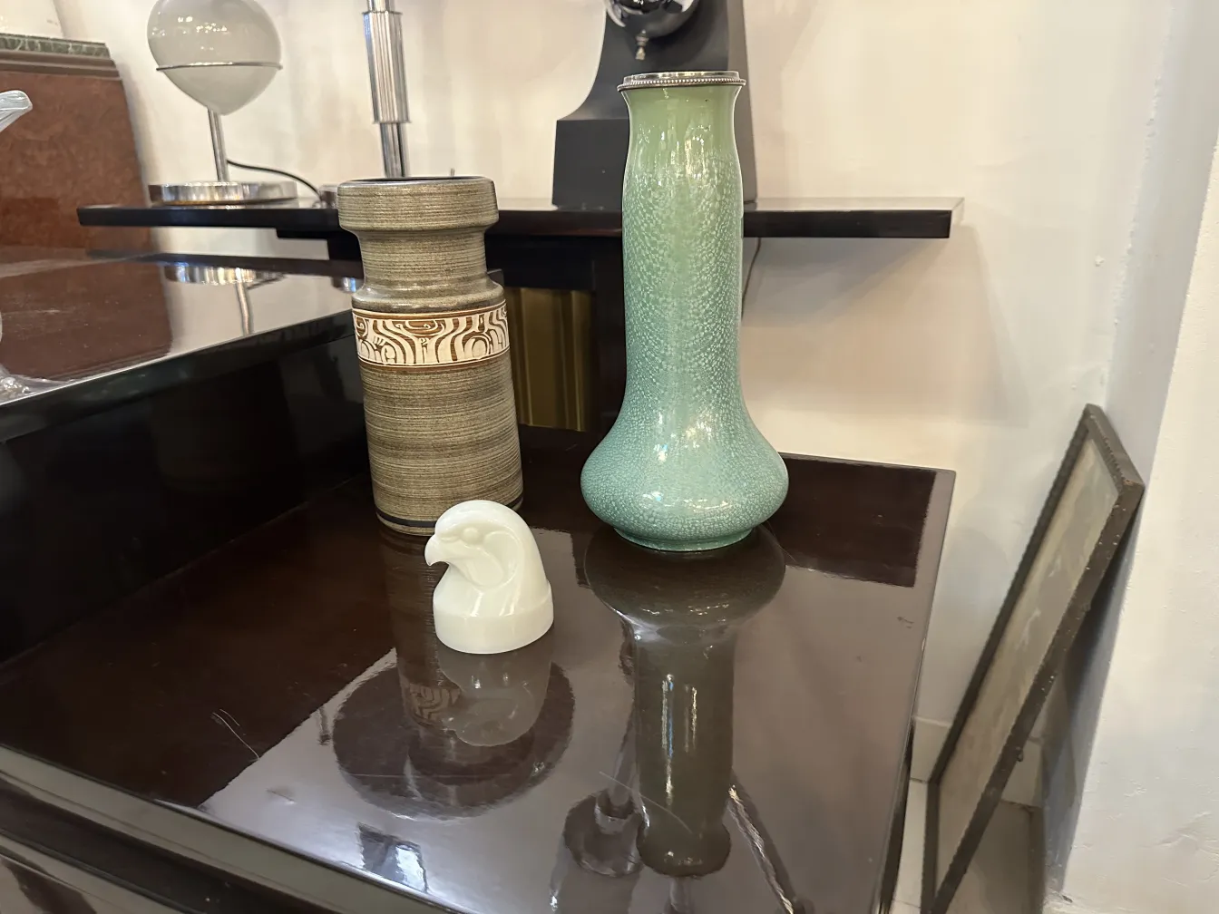 微細飾りのある古代の緑色の陶器の花瓶