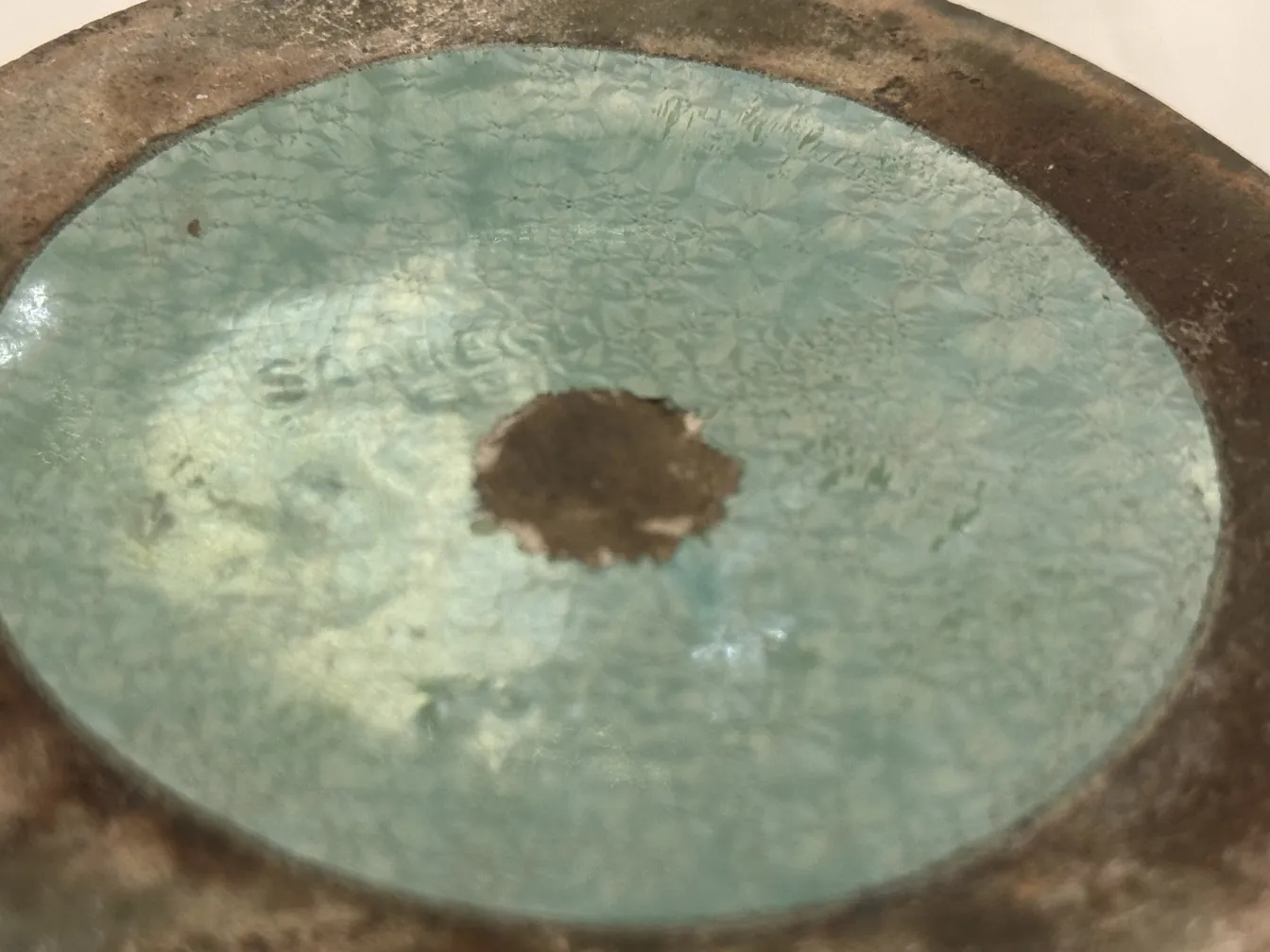 Tazza in ceramica antica, colore turchese con sfondo grigio