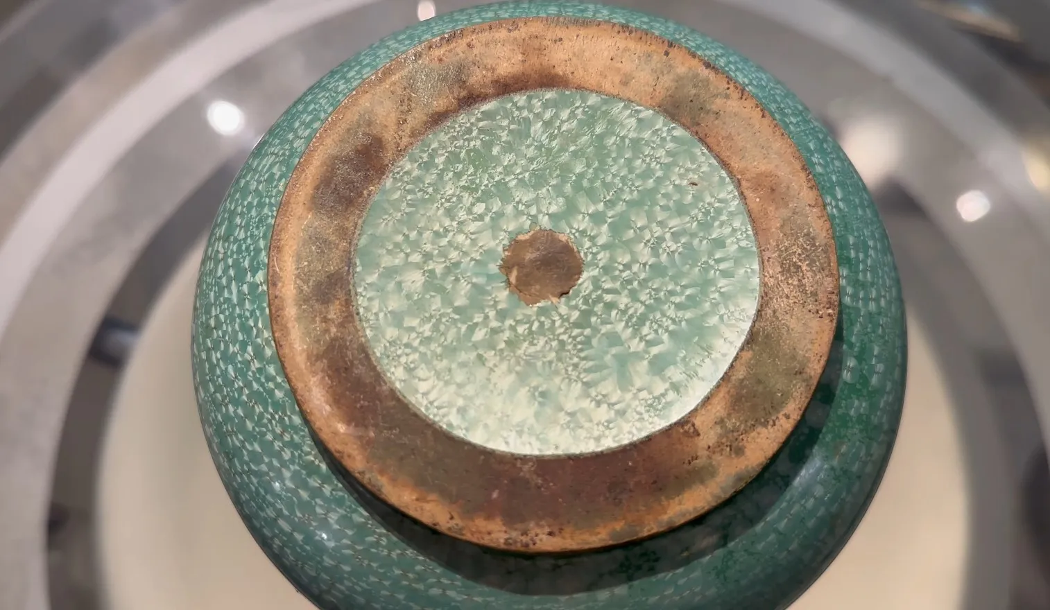 Vue de dessus d'une céramique artisanale ancienne verte avec texture.