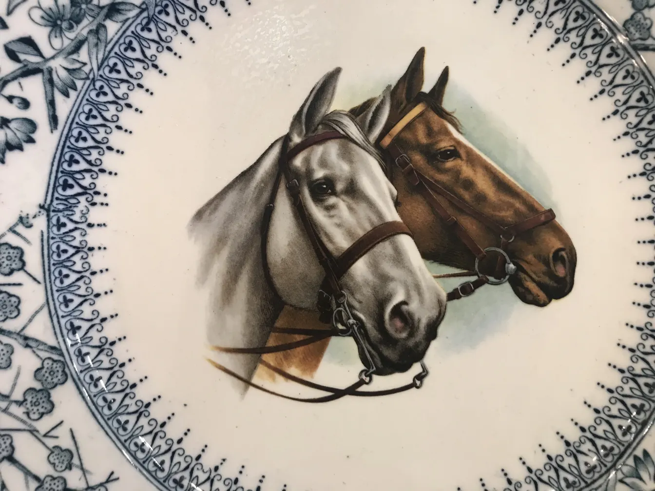 古代陶器の皿に描かれた2頭の馬