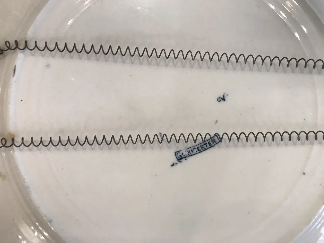 Ceramica antica con filo su uno sfondo chiaro.