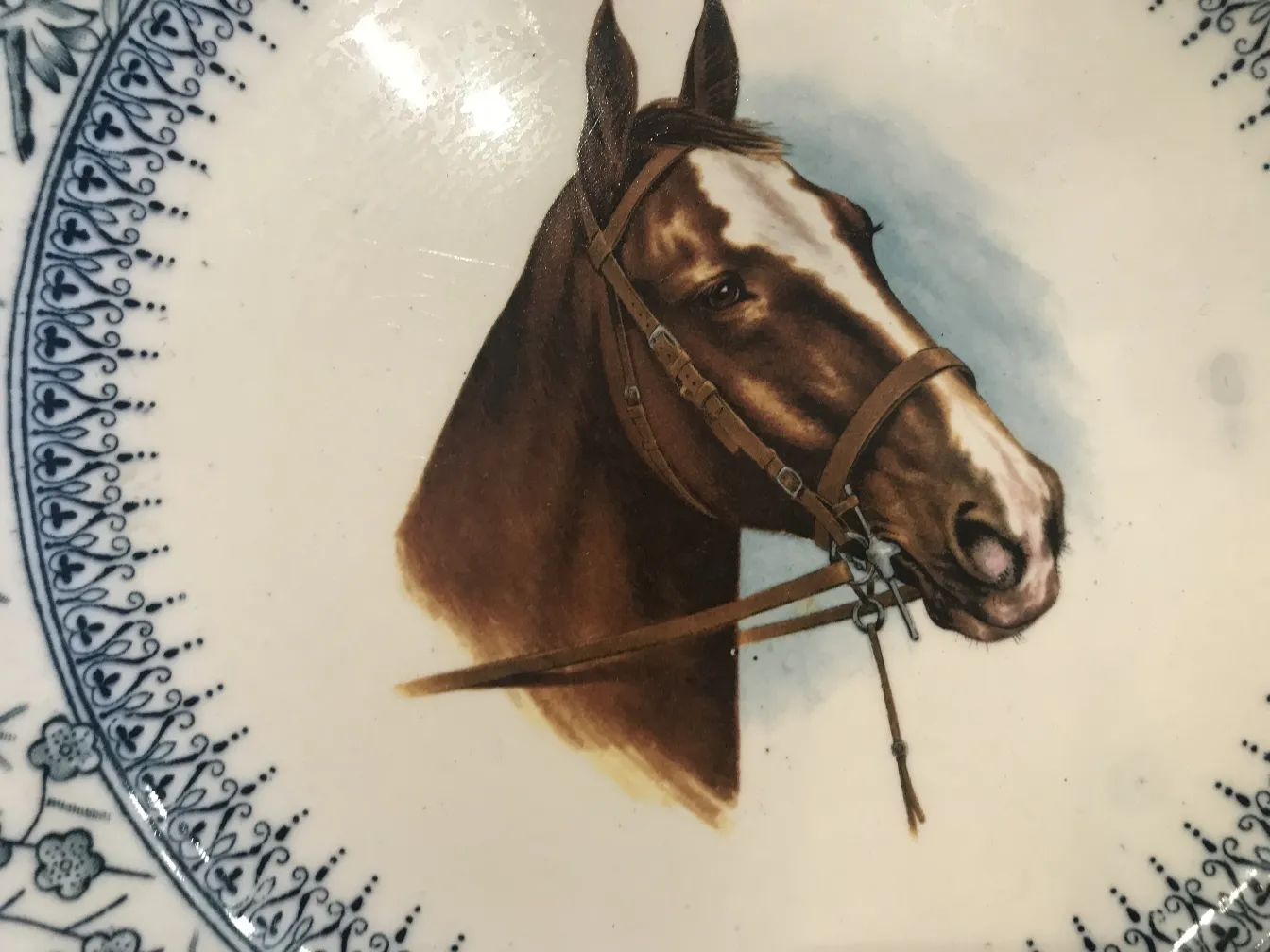 Plato de cerámica antigua de Gloucester con imagen de caballo en la superficie