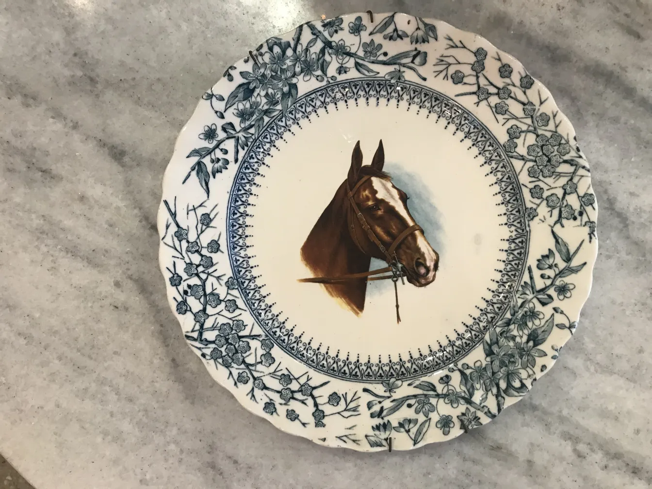 Assiette ancienne en céramique avec image de cheval et fleurs