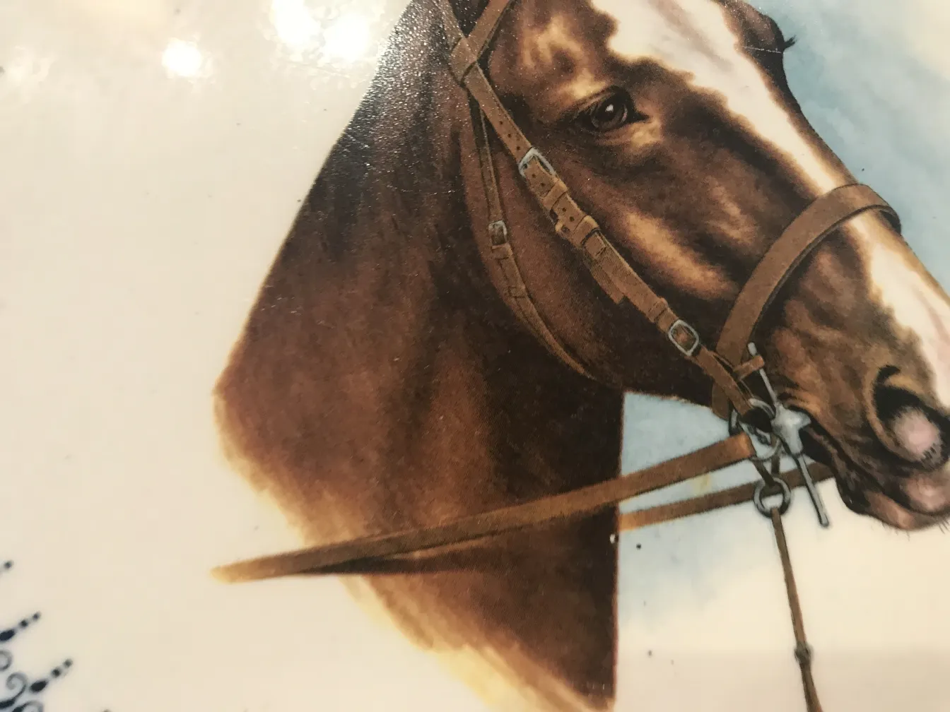 Prato de cerâmica com imagem detalhada de um cavalo