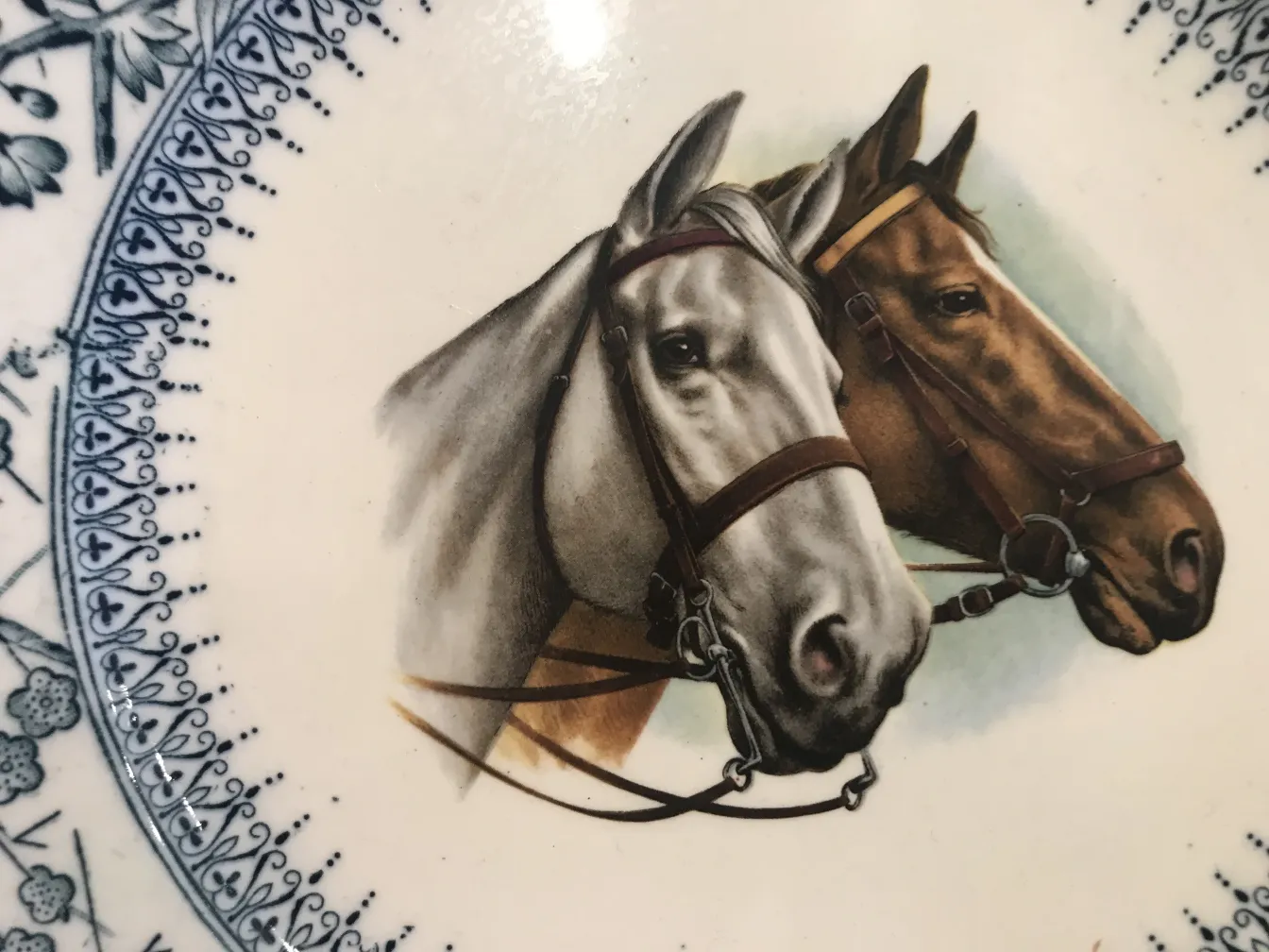 Assiette en céramique ancienne avec portrait détaillé de chevaux