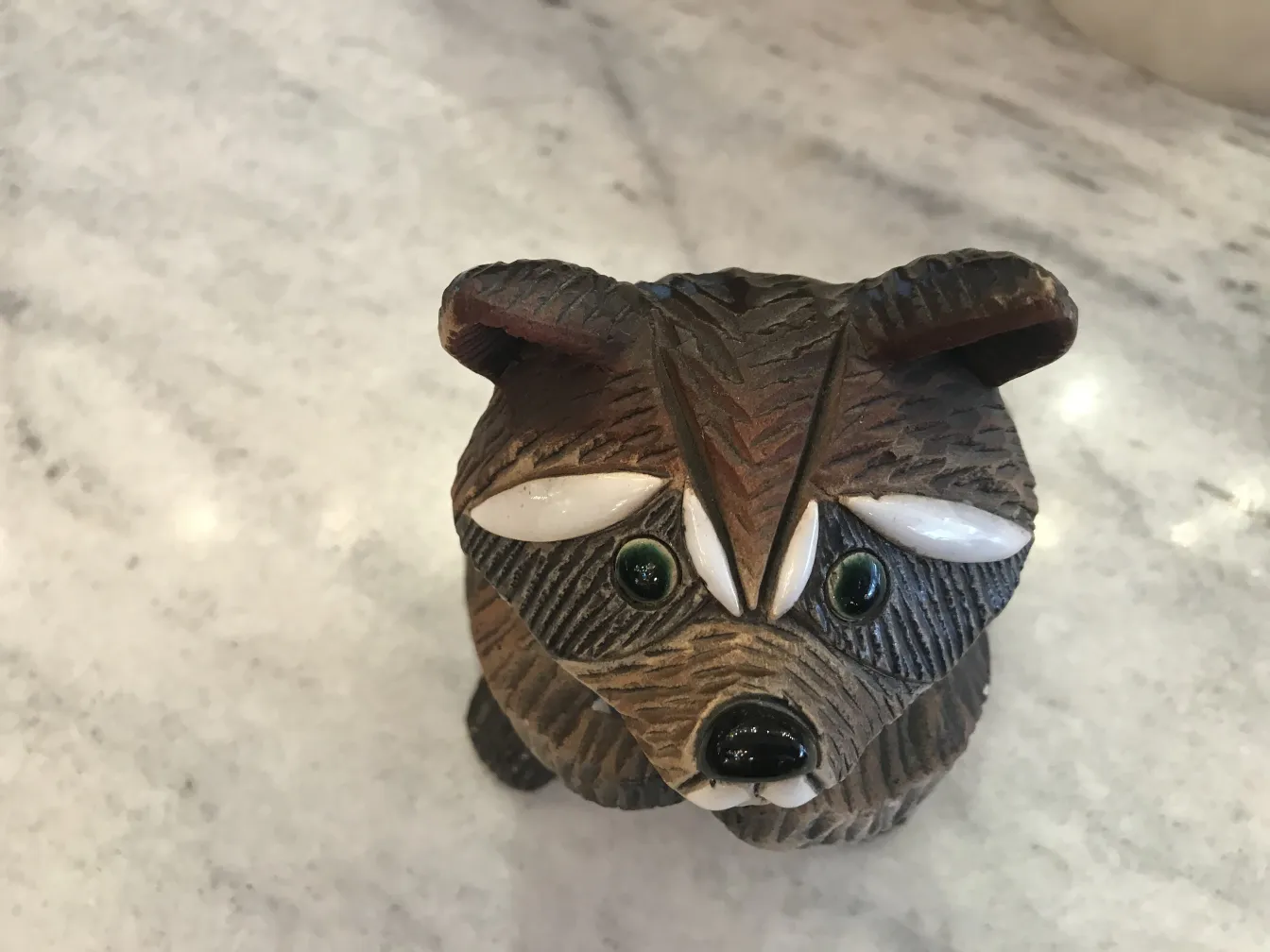 figura de cerâmica antiga de um animal com detalhes em madeira