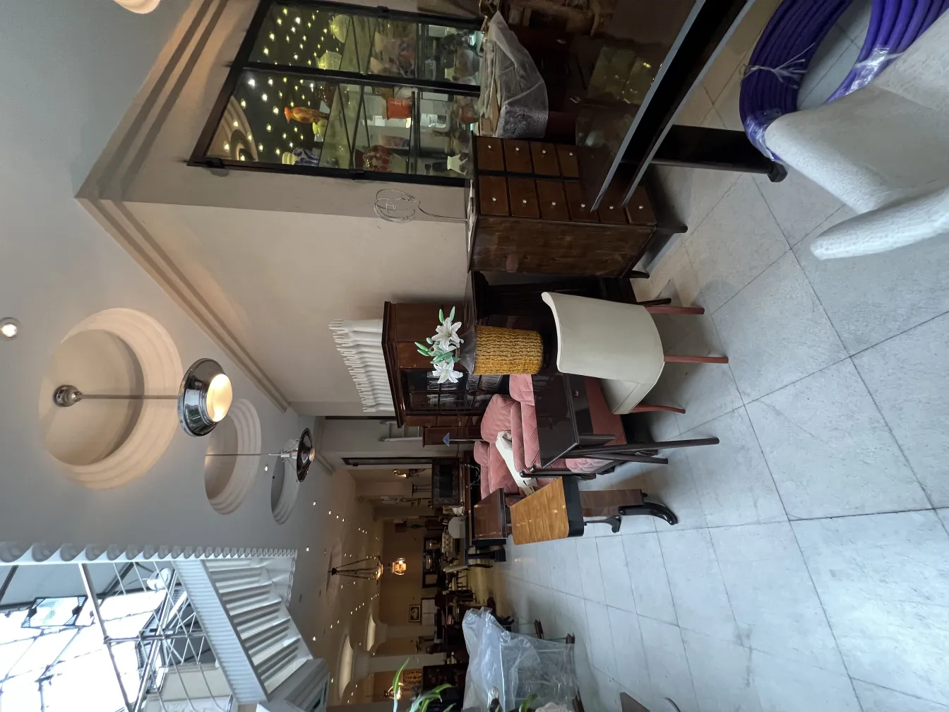 Vista de um artigo decorativo de cerâmica antiga em loja