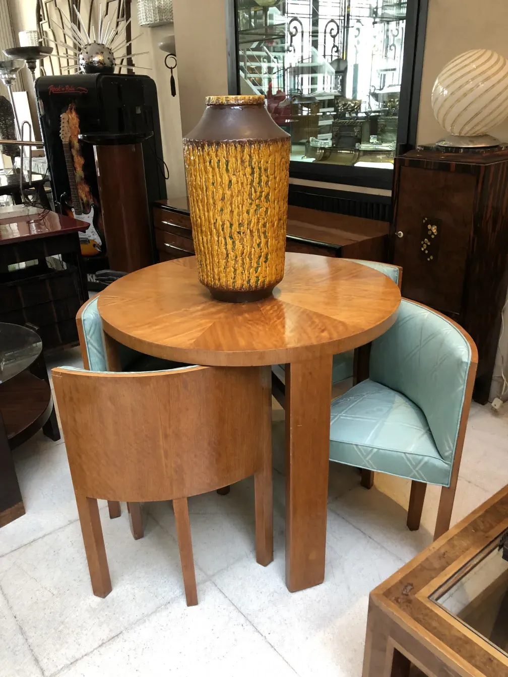 Vaso de cerâmica antiga de Carstens Tönnieshof sobre mesa