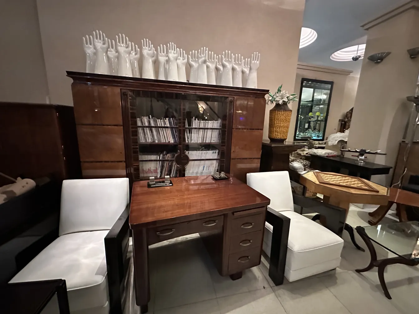 Ceramica antica decorativa in un ambiente elegante con mobili.