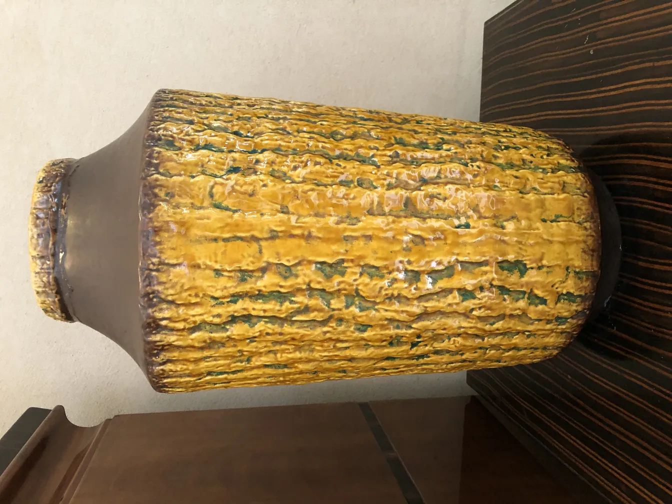 alte Keramikvase mit gelber und grüner Textur