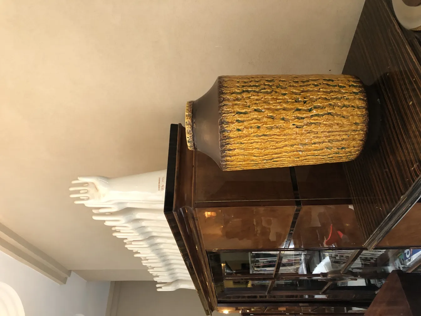 Vaso de cerâmica antiga com textura amarela e marrom, decorativo e artístico