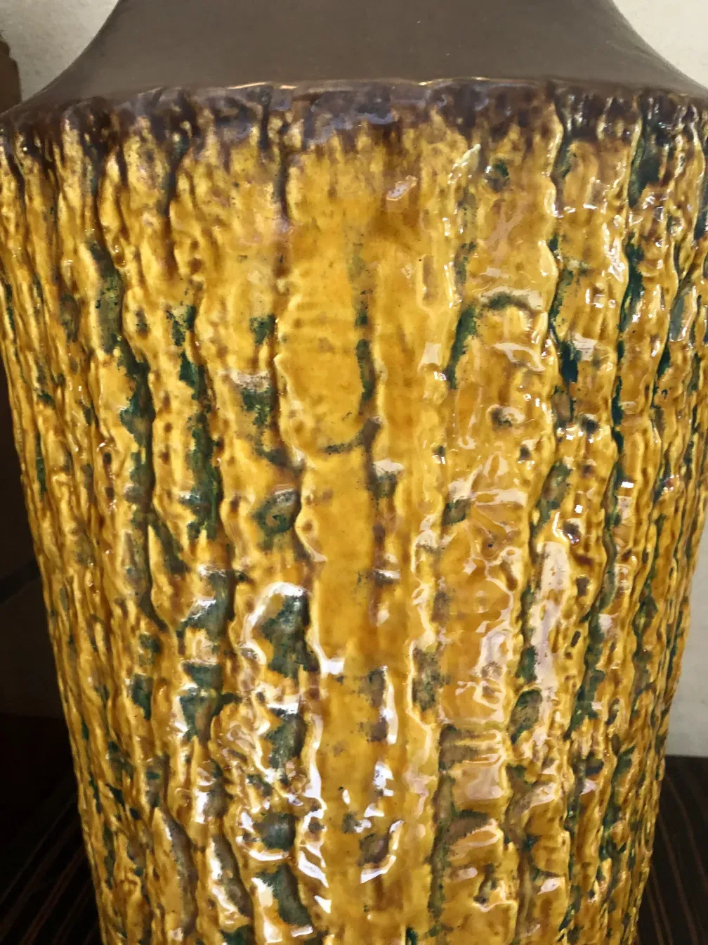 Antike Keramikflasche mit gelber und grüner Textur, Carstens Tönnieshof