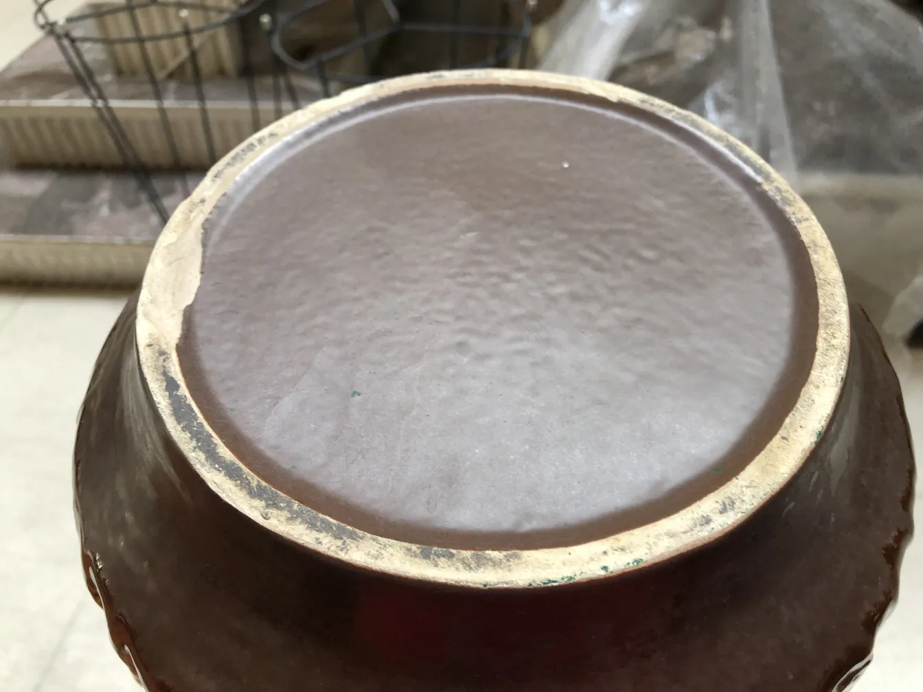 装飾的なディテールを持つ古い陶器の蓋