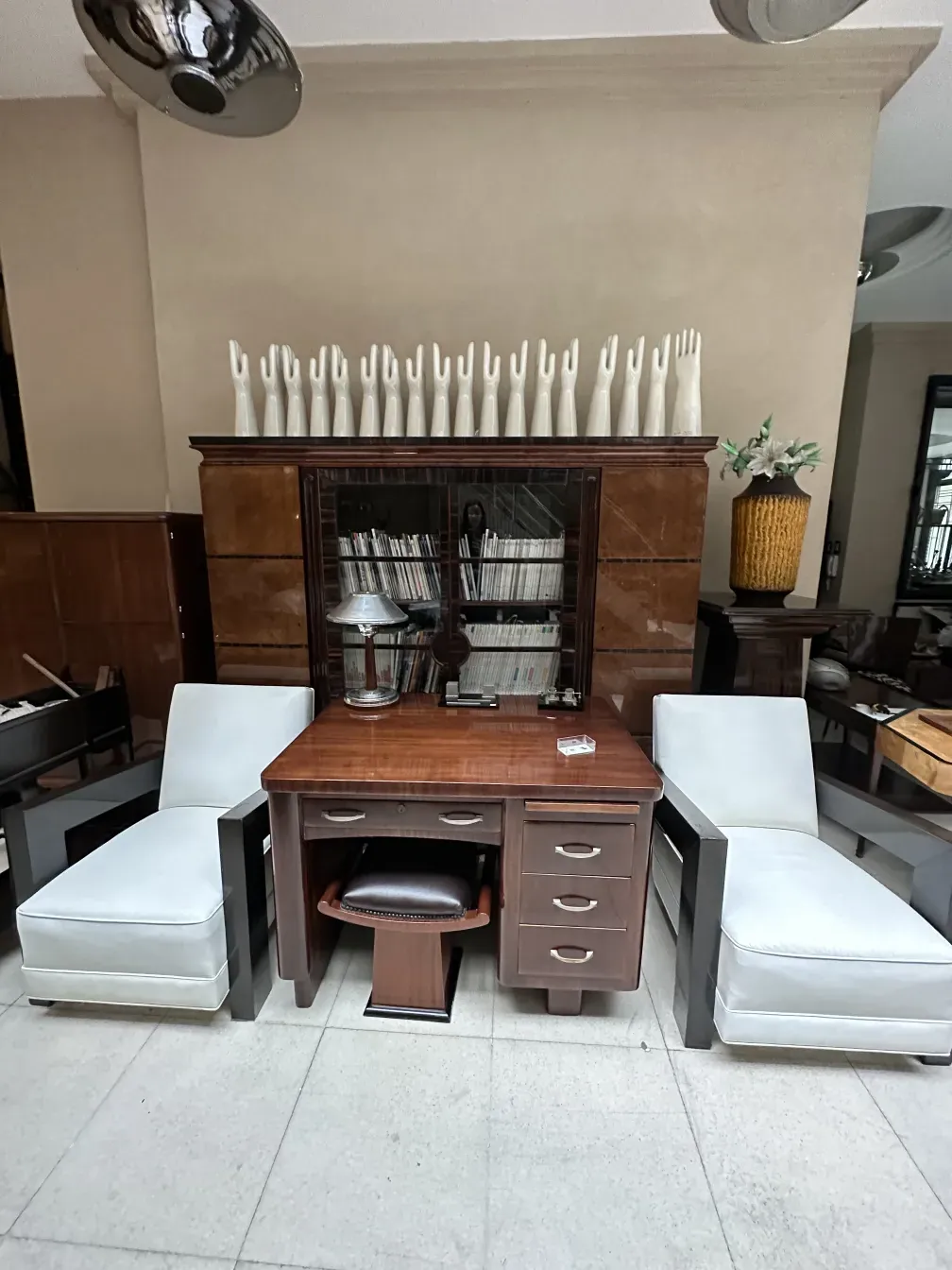 Antigüedades de cerámica decorativa con falanges y fondo moderno