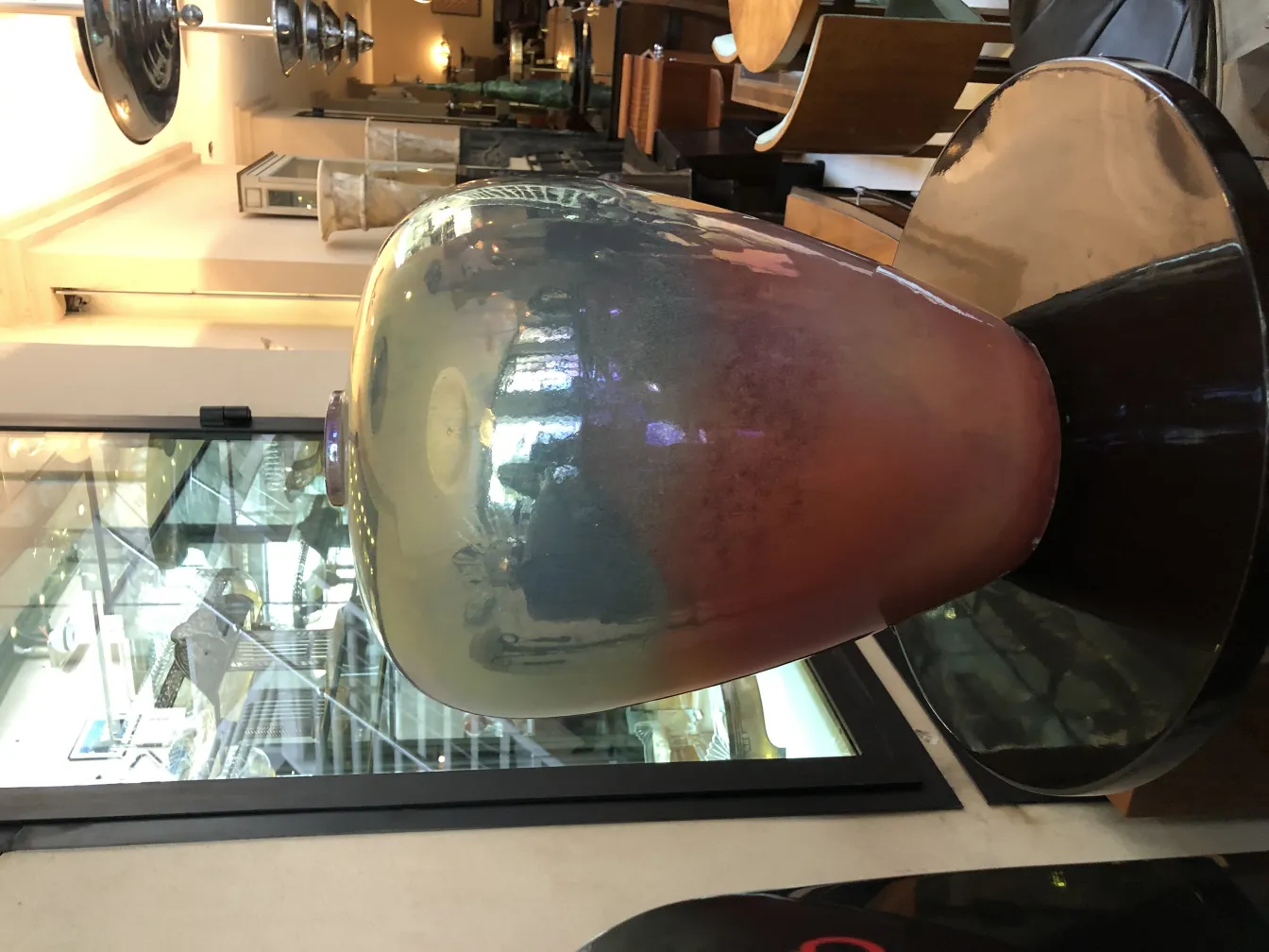 Vase en céramique ancienne avec des couleurs vives et un attrait décoratif