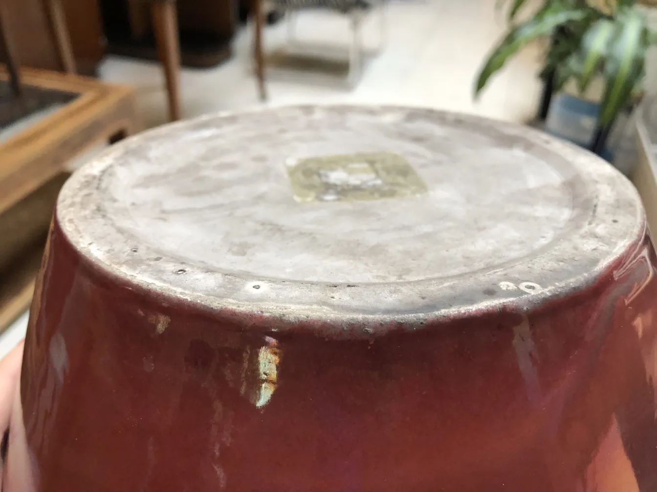 Visão superior de uma cerâmica antiga em vermelho brilhante.