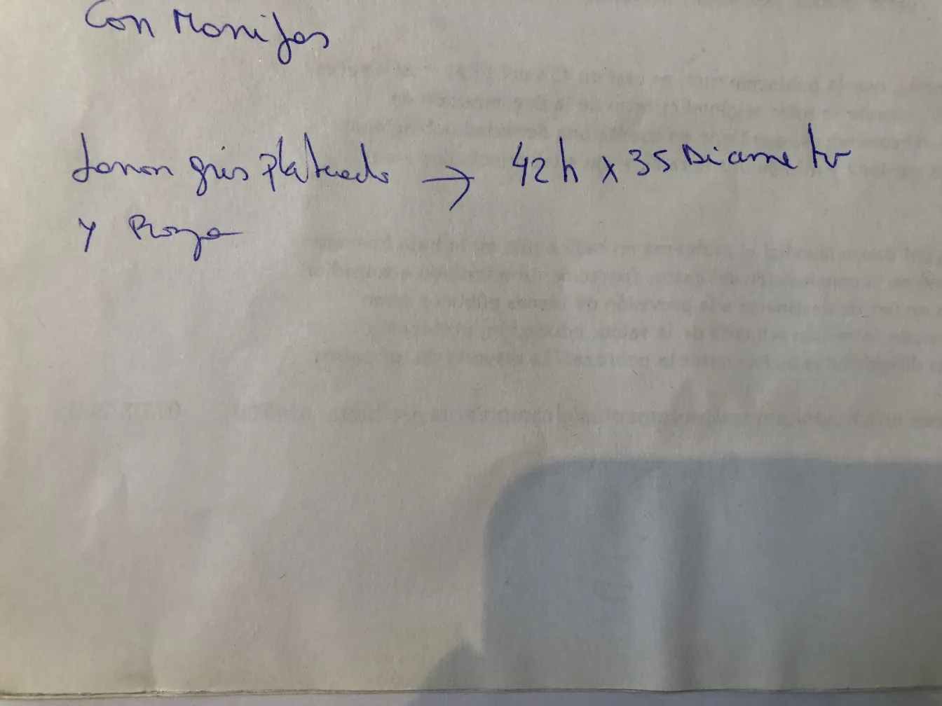 Antike handgefertigte Keramik mit Affendetails auf hellem Hintergrund.