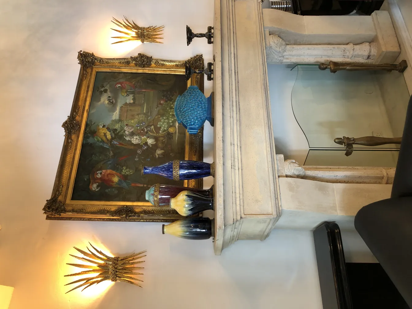 Ceramica antica decorativa con colori vivaci e forme eleganti.