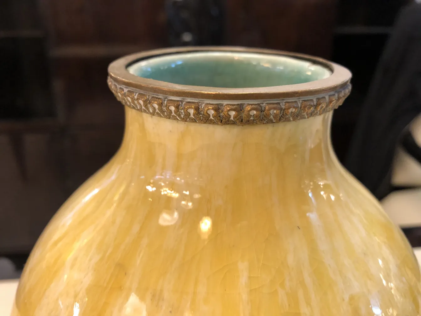 Alter Keramikvase in Gelb und Blau