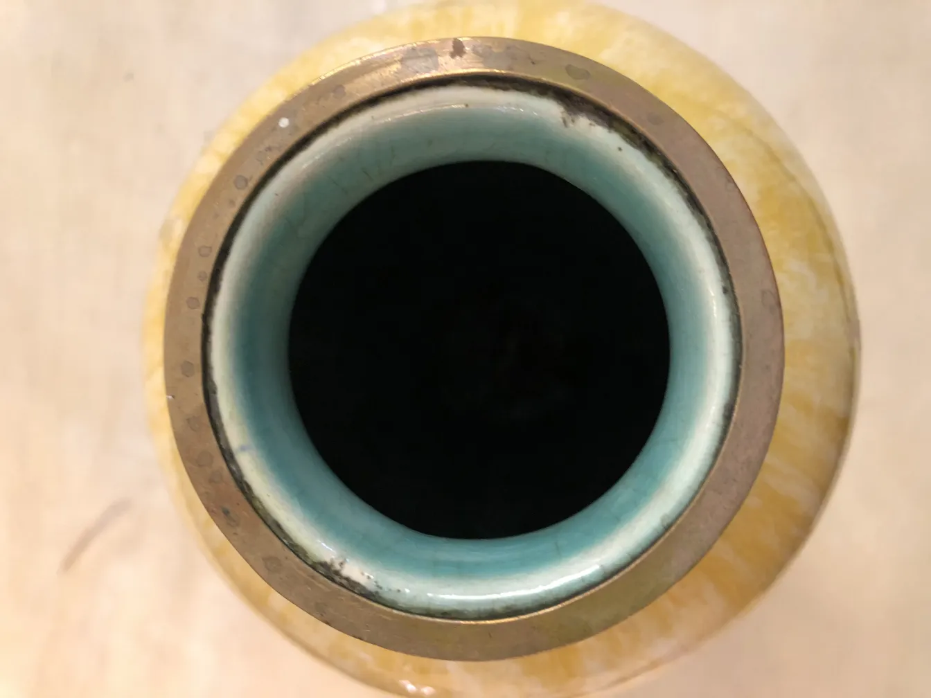 Obenansicht einer alten gelben Keramik mit blauer Innenseite