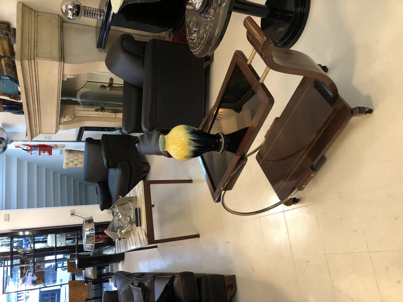 Vaso antigo de cerâmica decorativa em um ambiente elegante com poltronas