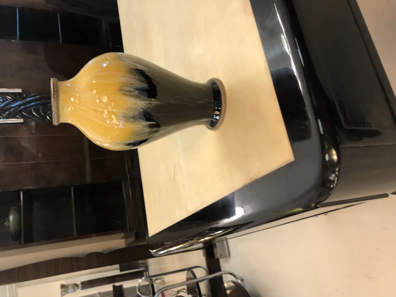 古董装饰陶瓷花瓶，黄色和黑色。