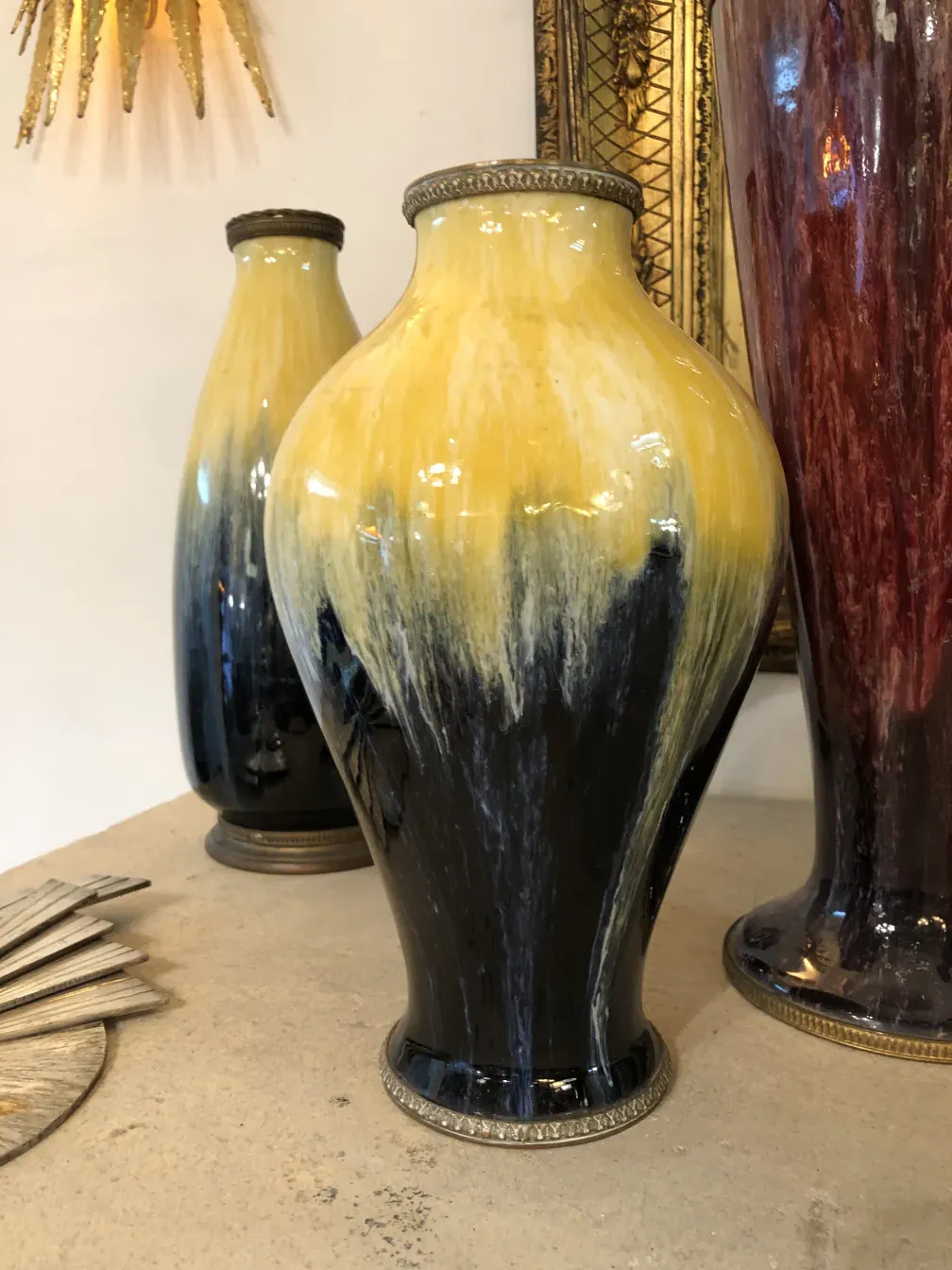 Deux vases anciens en céramique aux tons jaunes et noirs, décoratifs