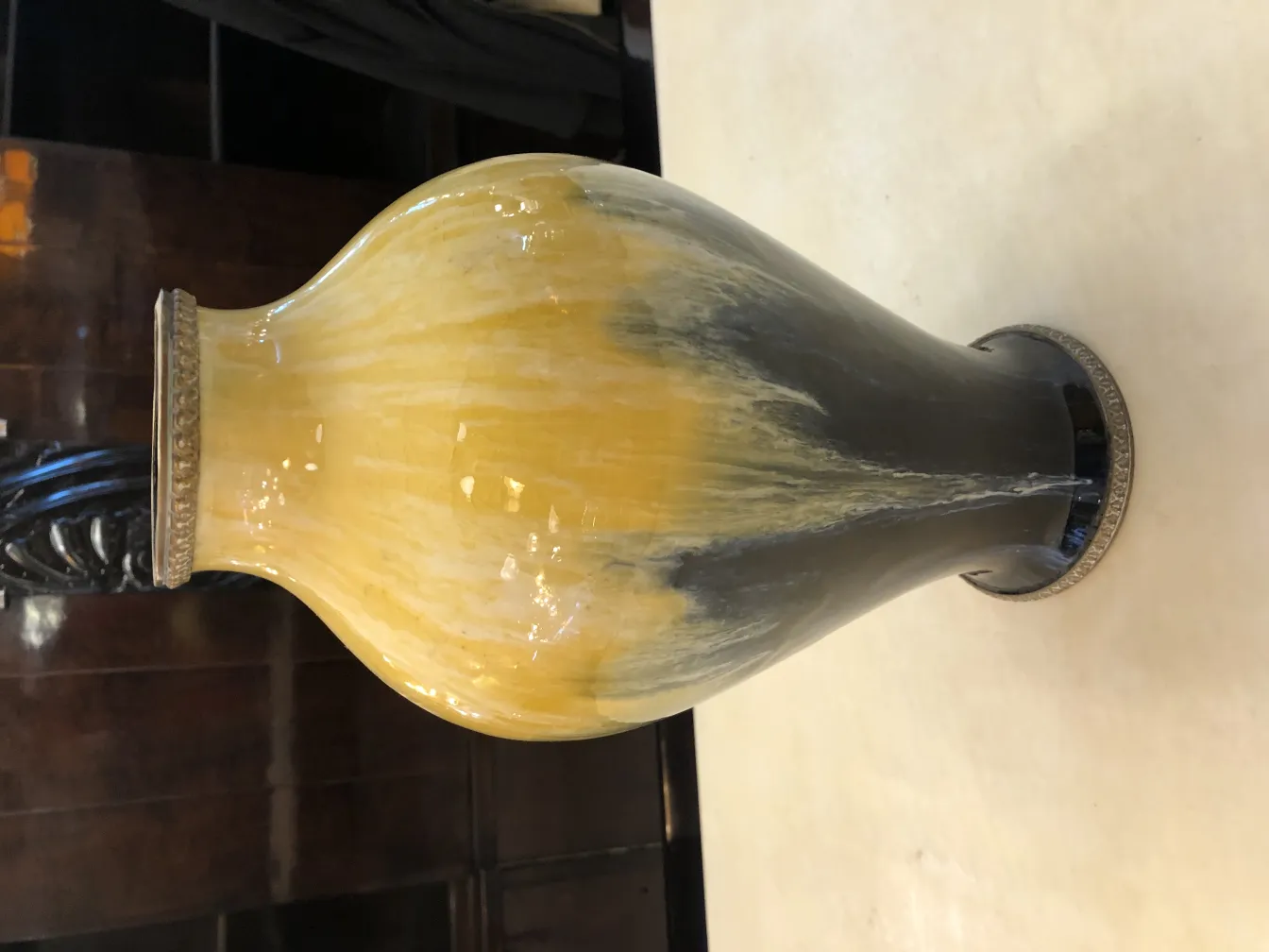 Vaso in ceramica antica con tonalità giallo e nero, elegante.
