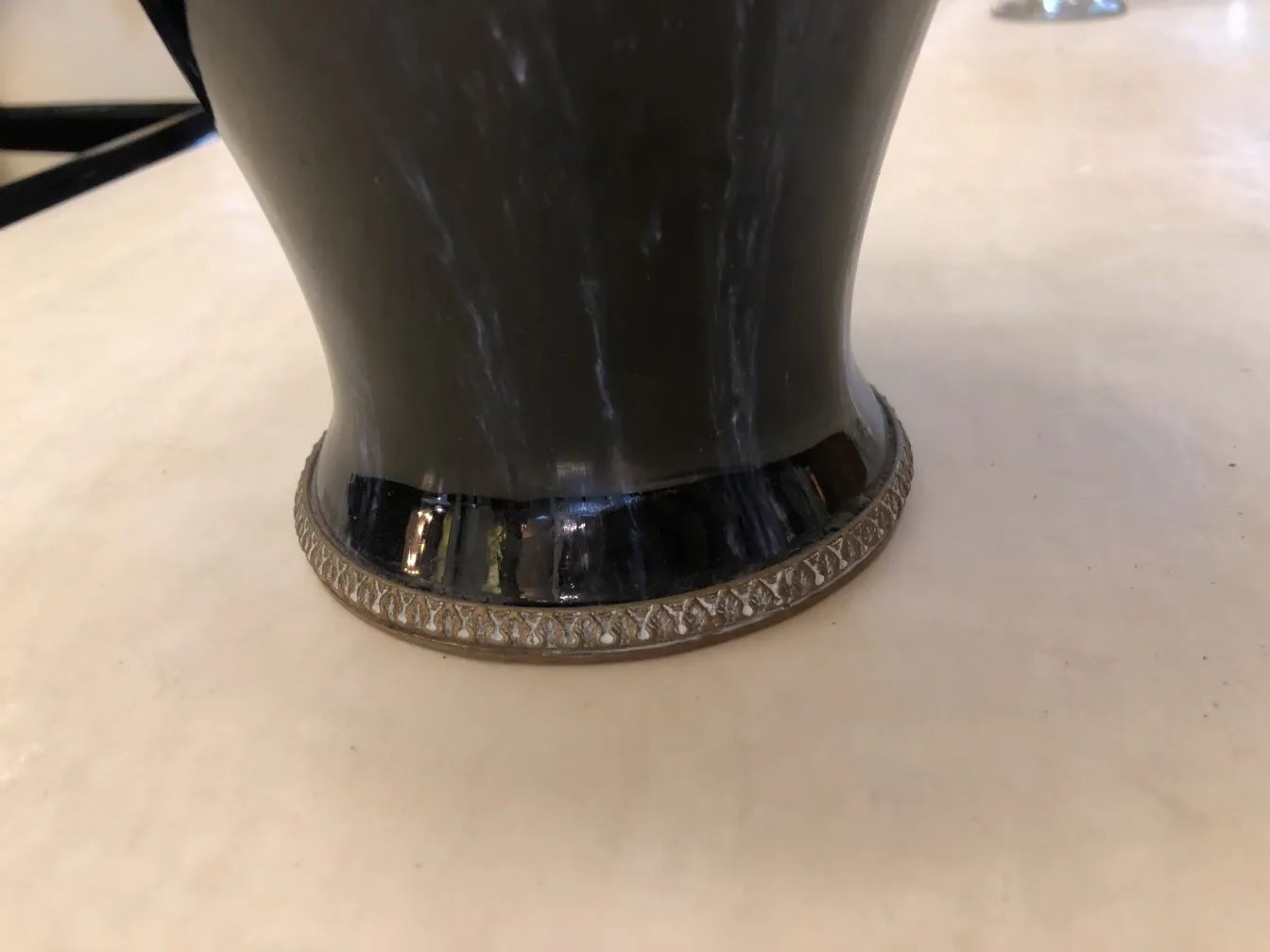 Base d'une céramique antique avec des détails décoratifs clairs.