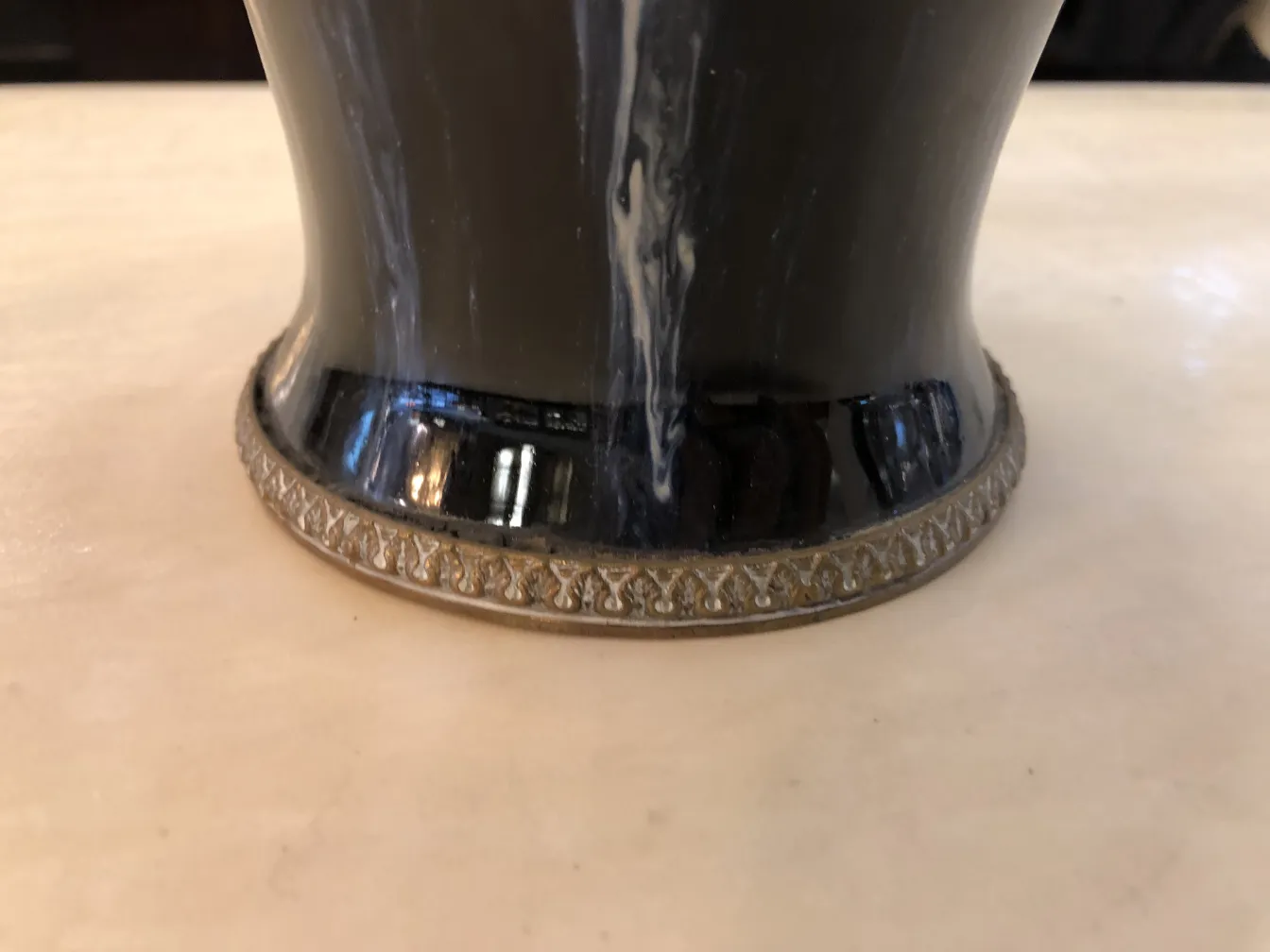 Ancienne céramique avec un design élégant et une charnière brillante.