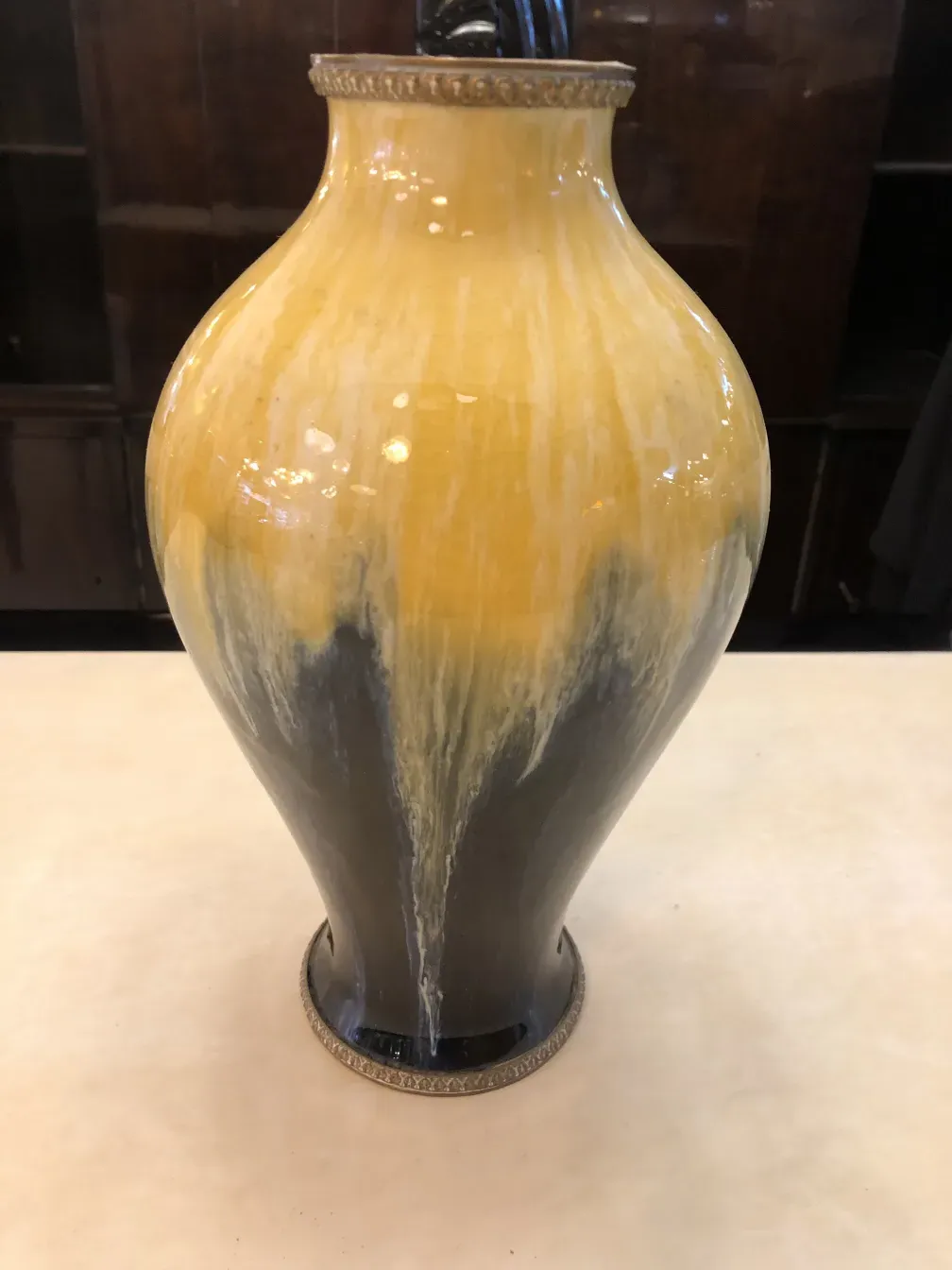 vase antigo de cerâmica com acabamento amarelo e preto